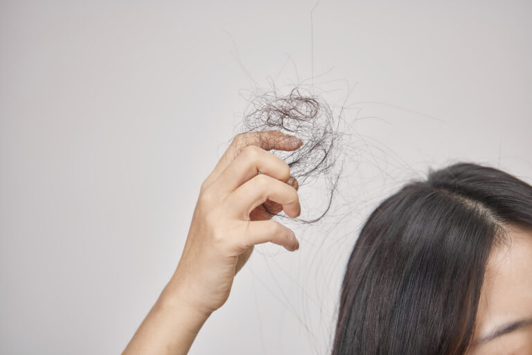 임산부 탈모는 왜 생길까? 피해야 할 약물과 일상 속 두피 케어 총정리